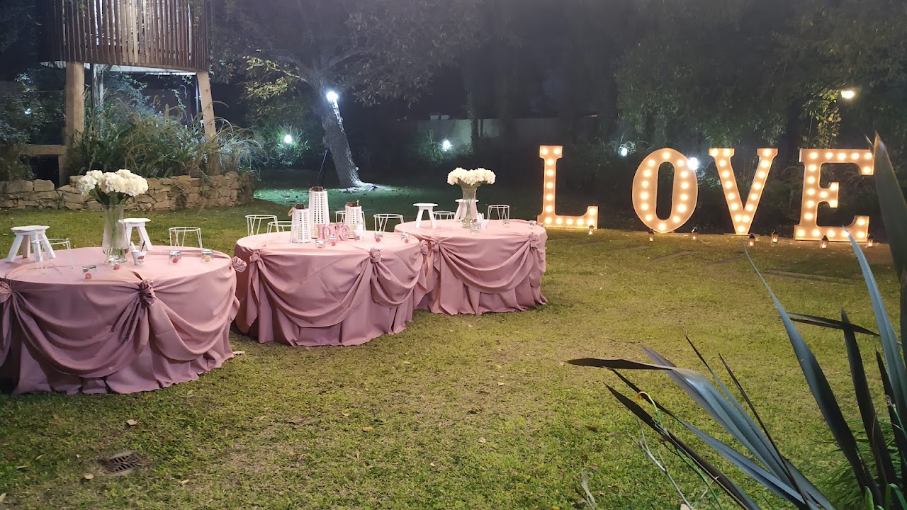 Parque y jardín iluminado con gazebo en Petra Eventos