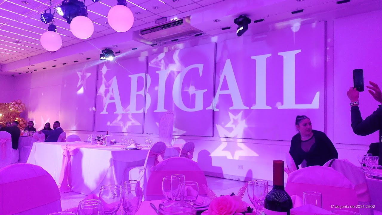 Gala nocturna en Petra Eventos con mesas redondas y arañas de cristal